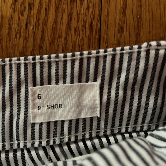 Gap women’s shorts. Like new - Picture 3 of 4